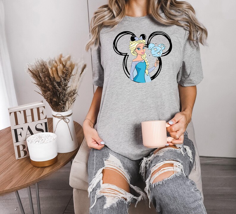 Disney Elsa Shirt, Frozen Princess Tee Watercolor Castle Shirt Retro Elsa Disney Trip Shirt Disneyland Family Vacation Tee Dİsney Sweatshirt bild 2