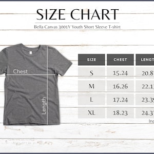 Puede incluir: Tabla de tallas para una camiseta de manga corta Bella Canvas 3001Y para j&oacute;venes. La tabla muestra las medidas de pecho y largo en pulgadas para las tallas S, M, L y XL. La camiseta gris se muestra con l&iacute;neas de medici&oacute;n.
