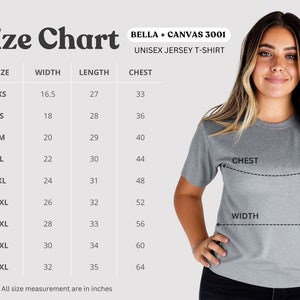 Puede incluir: Una tabla de tallas para camisetas unisex Bella + Canvas 3001. La tabla muestra tallas XS a 5XL, con medidas en pulgadas para ancho, largo y pecho. Una mujer modela la camiseta, con medidas de pecho y largo indicadas.