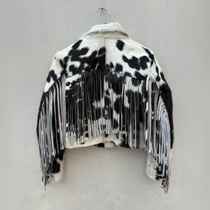 カスタム仕立ての牛革ヘアオンハイドフリンジレザージャケット - ハンドメイドウエスタンスタイルレディースジャケット - ボヘミアンカウガールフリンジコート