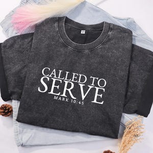 Camiseta &quot;Llamado a servir&quot;, camiseta con versículo bíblico, camiseta cristiana, camiseta religiosa, camiseta de mamá cristiana, camiseta de amante de Dios