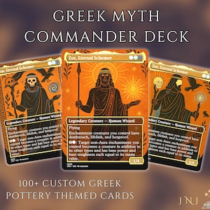 Puede incluir: Tres cartas coleccionables tituladas GREEK MYTH COMMANDER DECK con Zur, Eternal Schemer con ilustraciones en naranja y negro al estilo de la cerámica griega. Las cartas muestran una figura de mago, texto y símbolos sobre fondo oscuro.