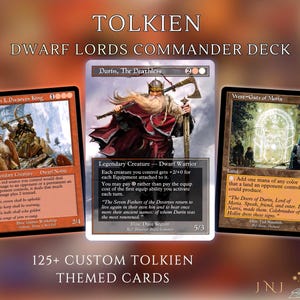 Könnte beinhalten: Eine Sammlung von über 125 benutzerdefinierten Karten zum Thema Tolkien mit dem Titel Dwarf Lords Commander Deck. Das Bild zeigt drei Spielkarten: Thrain I, Dwarven King, Durin, The Deathless und West-Gate of Moria mit detaillierten Illustrationen.