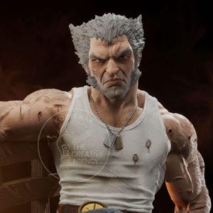 Puede incluir: Busto detallado de un personaje con cabello gris y expresión severa, vistiendo una camiseta sin mangas blanca y placas de identificación. La figura tiene cicatrices visibles y brazos musculosos. El logotipo de The Creative Agency es visible.