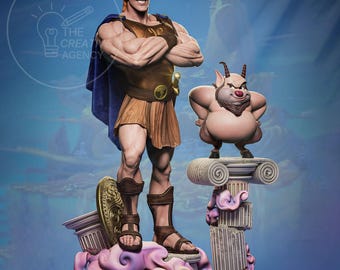 Puede incluir: Estatua detallada impresa en 3D de Hércules, con capa azul, túnica marrón y sandalias. A su lado, una figura más pequeña, de dibujos animados, sobre una columna clásica. Fondo azul y blanco.