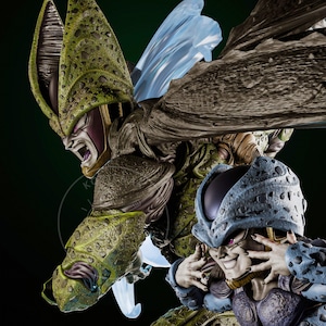 Puede incluir: Figura detallada de un personaje de la serie Dragon Ball Z. La figura presenta una combinación de colores verde y marrón con una expresión amenazante. La figura tiene grandes alas y un efecto de energía azul.