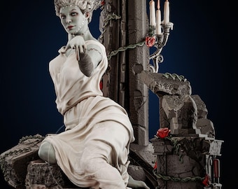 Puede incluir: Estatua de una figura femenina con piel pálida, rasgos cosidos y un peinado imponente. Viste una túnica blanca y está sentada sobre una estructura de piedra adornada con rosas y un candelabro con velas encendidas. La figura es la novia de Frankenstein.