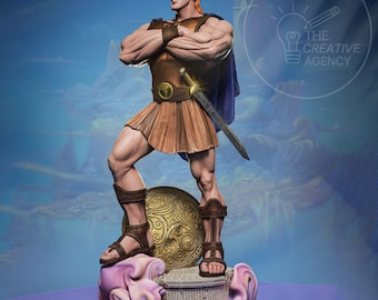 Puede incluir: Estatua detallada de Hércules, el personaje de Disney, en una pose dinámica. Viste una túnica marrón, sandalias y una capa azul, sosteniendo una espada. La estatua está sobre una base decorativa con un escudo y un diseño estilizado.