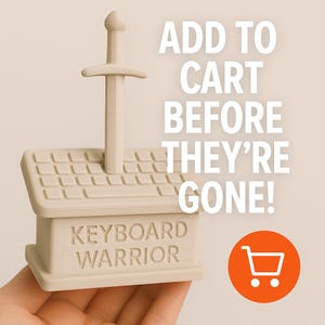 Könnte beinhalten: Ein beigefarbenes 3D-gedrucktes Modell eines Hauses mit einem Schwert, das aus dem Dach ragt. Das Haus hat ein Schild mit der Aufschrift "Keyboard Warrior". Das Bild zeigt den Text "ADD TO CART BEFORE THEY'RE GONE!" und ein Einkaufswagen-Symbol.