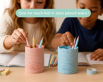 UmeBlossom Pen Cup™ — Portalápices personalizado para niños con placa de identificación / Organizador de escritorio en tonos pastel / Regalo para niños / Portalápices de inspiración japonesa