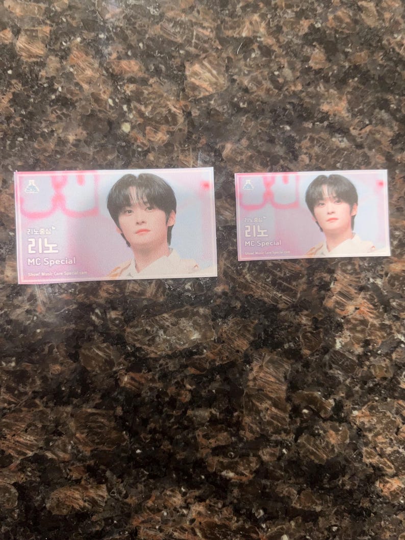 Puede incluir: Dos tarjetas rectangulares con un joven de pelo oscuro. Las tarjetas tienen un fondo rosa y blanco con texto coreano y las palabras "MC Special". La tarjeta m&aacute;s grande est&aacute; a la izquierda y la m&aacute;s peque&ntilde;a a la derecha.