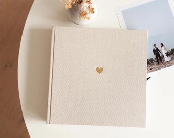 Hochzeitsalbum aus Leinen mit Goldprägung – beige | HERZ | personalisierbar | Fotoalbum | GÄSTEBUCH
