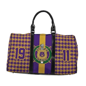 Bolsa de viaje Omega Psi Phi 1911, con estampado de pata de gallo. Bolsa de viaje de fraternidad Omega Psi Phi. Regalos OPP.