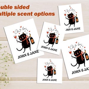 Op de afbeelding: Vier dubbelzijdige cadeaulabels met een zwarte kat die een glas wijn en een fles wijn vasthoudt. De tekst op de labels luidt "Cheers to love!" en "JOHN & JANE".