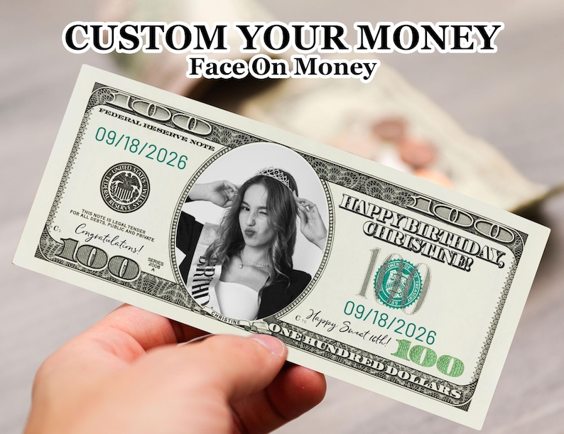 Puede incluir: Un billete personalizado de cien d&oacute;lares con un retrato en blanco y negro de una persona en el centro. El billete tiene el texto "CUSTOM YOUR MONEY Face On Money" en la parte superior. El billete tambi&eacute;n tiene el texto "HAPPY BIRTHDAY CHRISTINER" y la fecha "09/18/2026".
