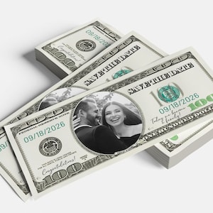 Puede incluir: Un mont&oacute;n de billetes personalizados de 100 d&oacute;lares con una foto en blanco y negro de una pareja. Los billetes tienen el texto "SAVE THE DATE" y "09/18/2026". Los billetes tambi&eacute;n tienen el texto "Congratulations!" y "Today we become a family!"