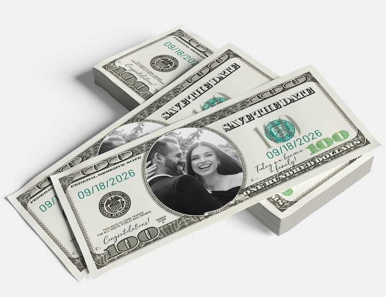 Puede incluir: Un mont&oacute;n de billetes personalizados de 100 d&oacute;lares con una foto en blanco y negro de una pareja. Los billetes tienen el texto "SAVE THE DATE" y "09/18/2026". Los billetes tambi&eacute;n tienen el texto "Congratulations!" y "Today we become a family!"
