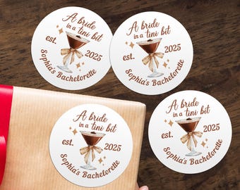 Martini Bachelorette Party Favor Aufkleber, Braut in einem Tini Bit Mini Schnaps Flasche Etiketten, personalisierte Aufkleber für Brautparty, Hochzeit