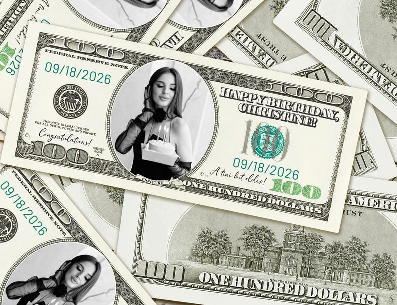 Puede incluir: Un billete de 100 d&oacute;lares personalizado con un retrato de una persona sosteniendo un pastel de cumplea&ntilde;os. El billete presenta el texto "HAPPY BIRTHDAY CHRISTINE" y la fecha 09/18/2026. El fondo es una pila de otros billetes de 100 d&oacute;lares.