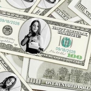 Puede incluir: Un billete de 100 d&oacute;lares personalizado con un retrato de una persona sosteniendo un pastel de cumplea&ntilde;os. El billete presenta el texto "HAPPY BIRTHDAY CHRISTINE" y la fecha 09/18/2026. El fondo es una pila de otros billetes de 100 d&oacute;lares.