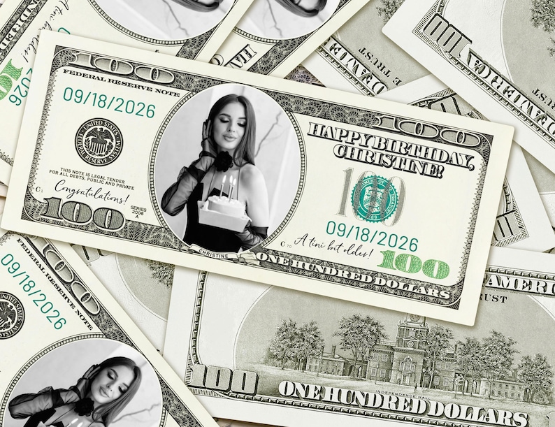 Puede incluir: Un billete de 100 d&oacute;lares personalizado con un retrato de una persona sosteniendo un pastel de cumplea&ntilde;os. El billete presenta el texto "HAPPY BIRTHDAY CHRISTINE" y la fecha 09/18/2026. El fondo es una pila de otros billetes de 100 d&oacute;lares.