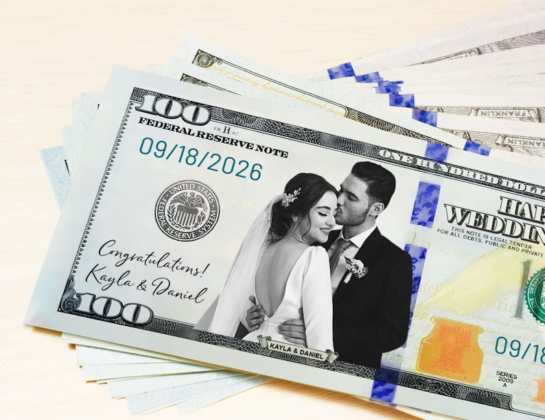 Puede incluir: Una pila de billetes personalizados de 100 $ con tem&aacute;tica de boda. Los billetes muestran una foto de una pareja, la fecha 18/09/2026 y los nombres Kayla & Daniel. Tambi&eacute;n se ve el texto "&iexcl;Felicidades!"