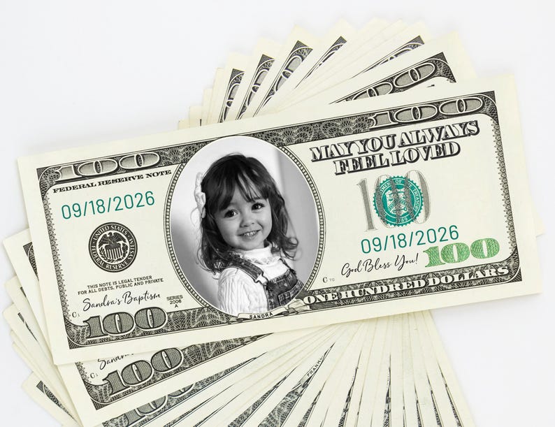 Puede incluir: Un abanico de billetes personalizados de 100 d&oacute;lares con un retrato en blanco y negro de un ni&ntilde;o. Los billetes muestran el texto "MAY YOU ALWAYS FEEL LOVED" y "God Bless You!" con la fecha 09/18/2026 y el nombre "Sandra's Baptism".