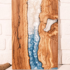 Aangepast charcuteriebord van olijfhout met epoxyhars - aangepaste gravure,, nieuw huiscadeau, uniek cadeau, verjaardagscadeau