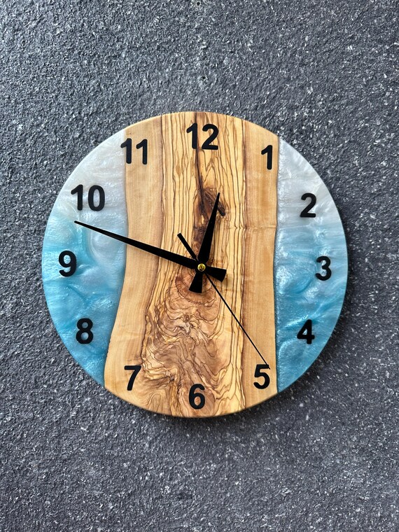 Reloj de pared moderno de madera de olivo y resina epoxi con