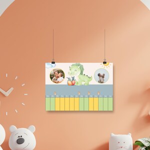 Puede incluir: Un calendario colorido con una ilustración de dinosaurio verde, un sol amarillo y dos espacios para fotos. El calendario tiene un esquema de color azul, amarillo y verde y es perfecto para realizar un seguimiento de las fechas importantes.