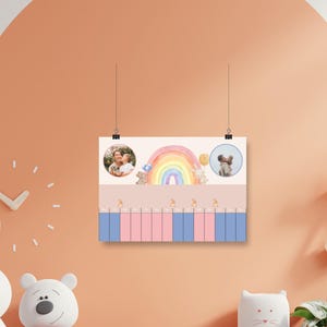 Puede incluir: Un arcoíris colorido con nubes y osos de peluche cuelga sobre un calendario con cuadrados azules y rosas. Se incluyen dos fotos, una de una pareja y otra de un oso de peluche.