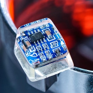 Protège-touches bleu circuit, véritable protège-touches pour carte mère, protège-touches artisanal à puce recyclée fait main pour clavier mécanique