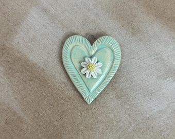 Handmade heart ornament with daisy pendant, vintage-inspired wall ornament, unique gift, floral pendant