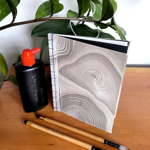 Carnet à dessins croquis cartonné reliure japonaise suminagashi encre flottante fait main artisanal