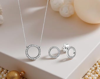 Pandora Circle of Sparkle Gift Set, Maximize Glamour with Circle Stud Earrings & 45cm Pendant Necklace, Sterling Silver Craftsmanship.