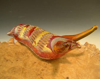 Dichroic Glass Slug Garden Sculpture rood en goud beeldje van Eli Mazet