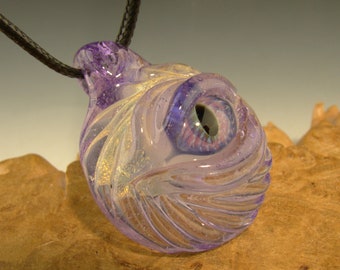 Pendentif Oeil de créature en verre boro dichroïque par Mazet