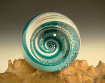 Illusion de verre dichroïque, marbre Vortex 1,6 po. Méditation, orbe, spirale, maison, bibelots, aqua, par Tim Mazet