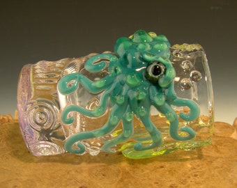 Mundgeblasenes Octopus Schnapsglas Flameworked Art Barkeeper Sammlerstück Aqua von Eli Mazet