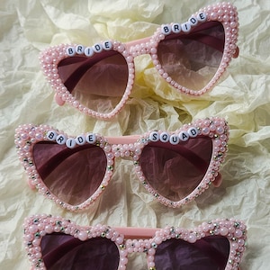 KUNDENGEFERTIGT Braut Sonnenbrille, Braut Brille für Junggesellinnenabschied, Sommer personalisierte Brille, Perlen Sonnenbrille für die Braut zu sein, Braut