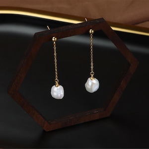Simple Baroque special-shaped natural freshwater pearl earline S925 whole body sterling silver gold-plated earrings.