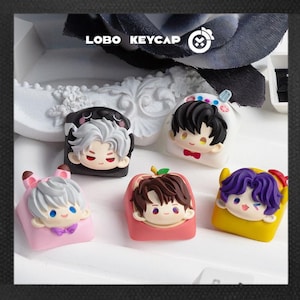 Può includere: Una collezione di keycaps colorati con design di personaggi in stile anime. Ogni keycap presenta un personaggio unico con diversi colori di capelli e accessori, su vari sfondi pastello. I keycaps sono quadrati e progettati per tastiere meccaniche.