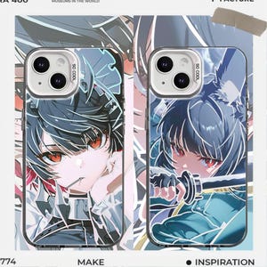 Puede incluir: Dos fundas para teléfono con ilustraciones de estilo anime de un personaje con ojos rojos y cabello oscuro. Las fundas tienen un acabado brillante y una carcasa de cámara negra. El texto "SO COOL" está impreso en la parte superior. Las fundas son blancas y azules.