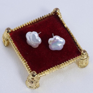 Simple Baroque plum blossom natural pearl stud earrings special-shaped earrings S925 sterling silver needle anti-allergic spot wholesale