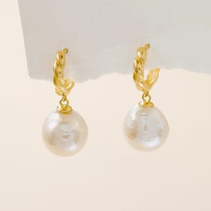 Niche Premium Sense S925 Sterling Silver Plated Pass Edison Wrinkle Earrings Freshwater Pearl Baroque Ear Buckles Wholesale