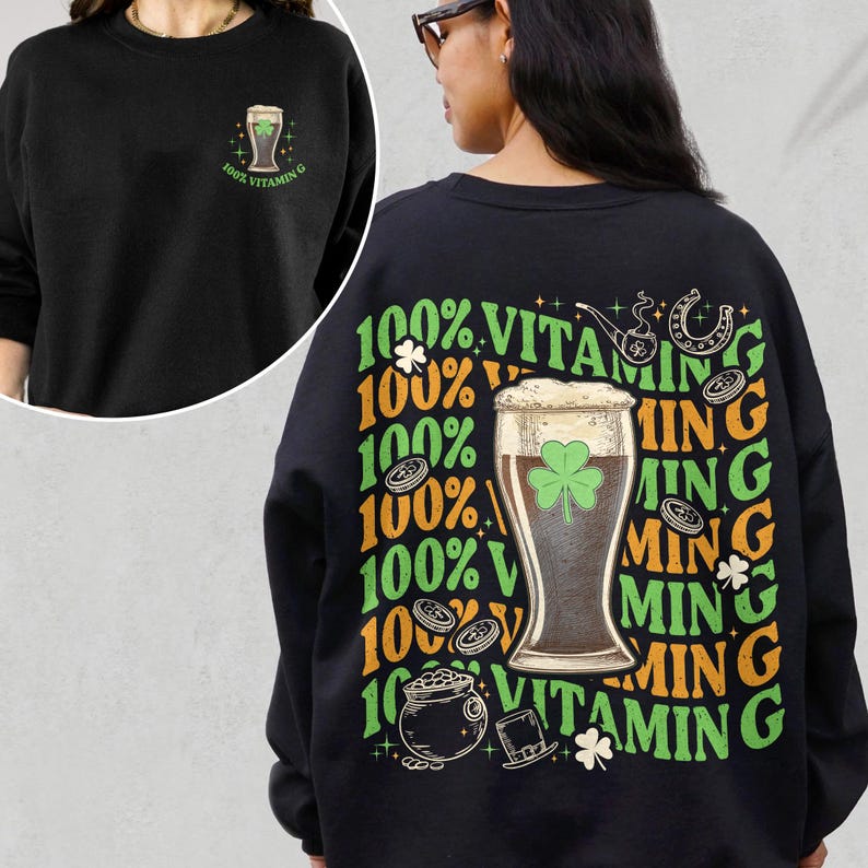 Puede incluir: Sudadera negra con tem&aacute;tica del D&iacute;a de San Patricio. La parte delantera presenta un peque&ntilde;o gr&aacute;fico de un vaso de cerveza con un tr&eacute;bol y el texto "100% Vitamin G". La parte trasera tiene un dise&ntilde;o m&aacute;s grande con un vaso de cerveza, tr&eacute;boles, monedas y el texto "100% Vitamin G".