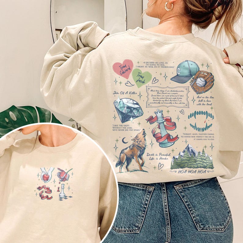 K&ouml;nnte beinhalten: Ein beiger Pullover mit einem grafischen Druck verschiedener Illustrationen, darunter ein Wolf, ein Diamant, eine Schachfigur, ein Herz, eine Baseballkappe und eine Bergkette. Der Text "Death is Peaceful, Life is Hander" ist auf dem Pullover aufgedruckt.