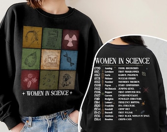 Puede incluir: Sudadera negra con un estampado gráfico de una cuadrícula de imágenes relacionadas con la ciencia y el texto "Women in Science" en la parte delantera. La parte posterior de la sudadera tiene una lista de mujeres en la ciencia y sus contribuciones.