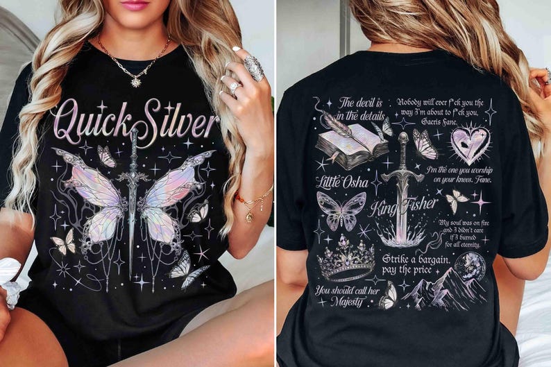 Peut inclure: T-shirt noir avec un imprim&eacute; graphique d'un papillon et d'une &eacute;p&eacute;e avec le texte "Quick Silver". Le dos du t-shirt pr&eacute;sente un imprim&eacute; graphique d'un livre, d'une &eacute;p&eacute;e, d'une couronne et de papillons avec le texte "The devil is in the details", "Little Osha", "King Fisher", "I'm the one you worship on your knees. Fane", "My soul was on fire and I don't care for all eternity", "Strike a bargain. Pay the price", et "You should call her +Majesty".