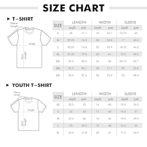 Puede incluir: Una tabla de tallas para camisetas y camisetas juveniles, que muestra medidas en pulgadas y cent&iacute;metros. La tabla incluye tallas, largos, anchos y largos de manga para varias tallas, de XS a 4XL.